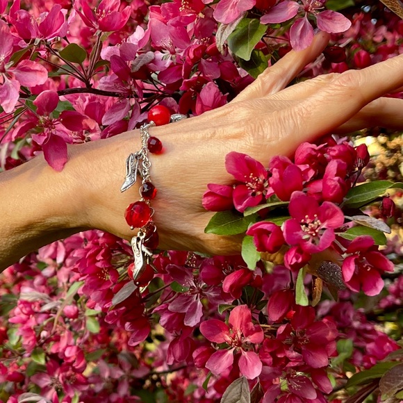 NWT DOUBLE STRAND CRYSTAL CHARM BRACELET IN REGAL RED TONES & SILVER TONED SHOES - Picture 3 of 15
